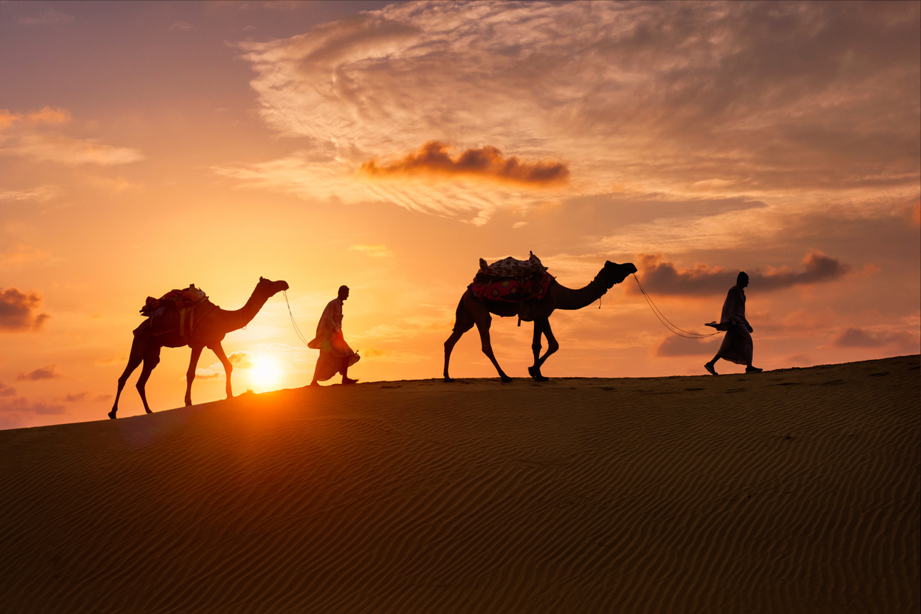 Acampamento beduíno nas dunas do deserto do Sahara