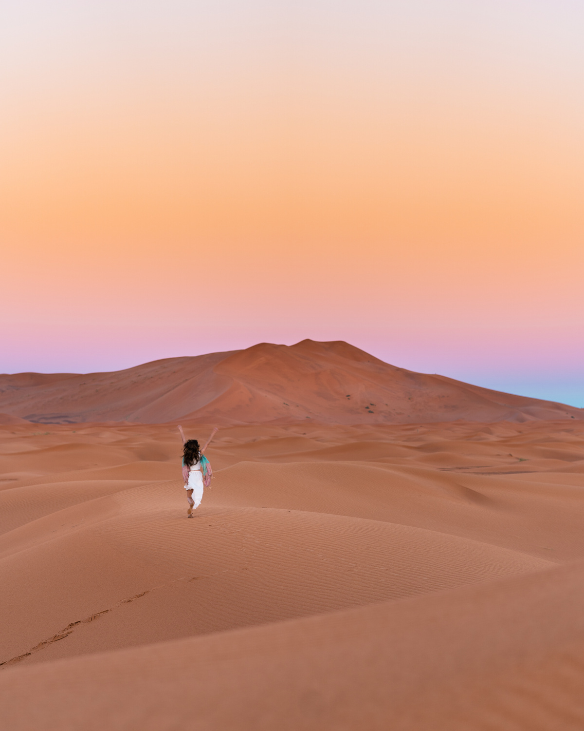 O céu e o deserto mudam de cor no deserto do Sahara
